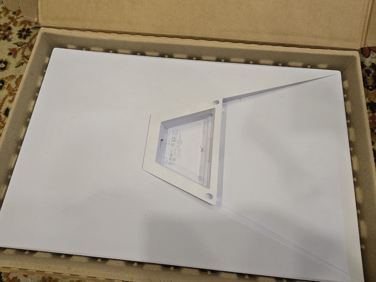 Starlink šķīvis iepakojumā (aizmugures skats)