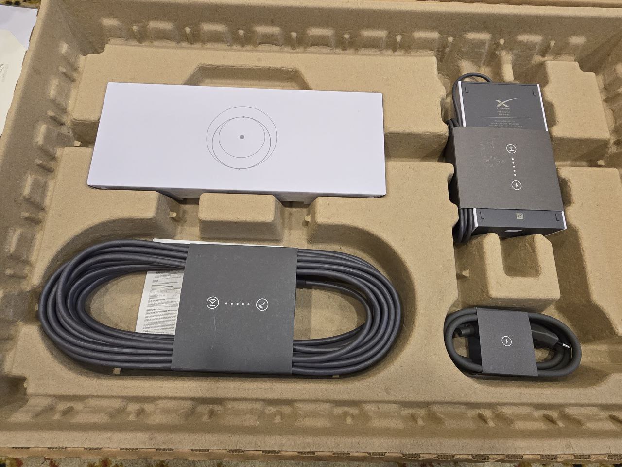 Starlink komplekts iepakojumā: šķīvis, barošanas bloks, rūteris, 15 m kabelis